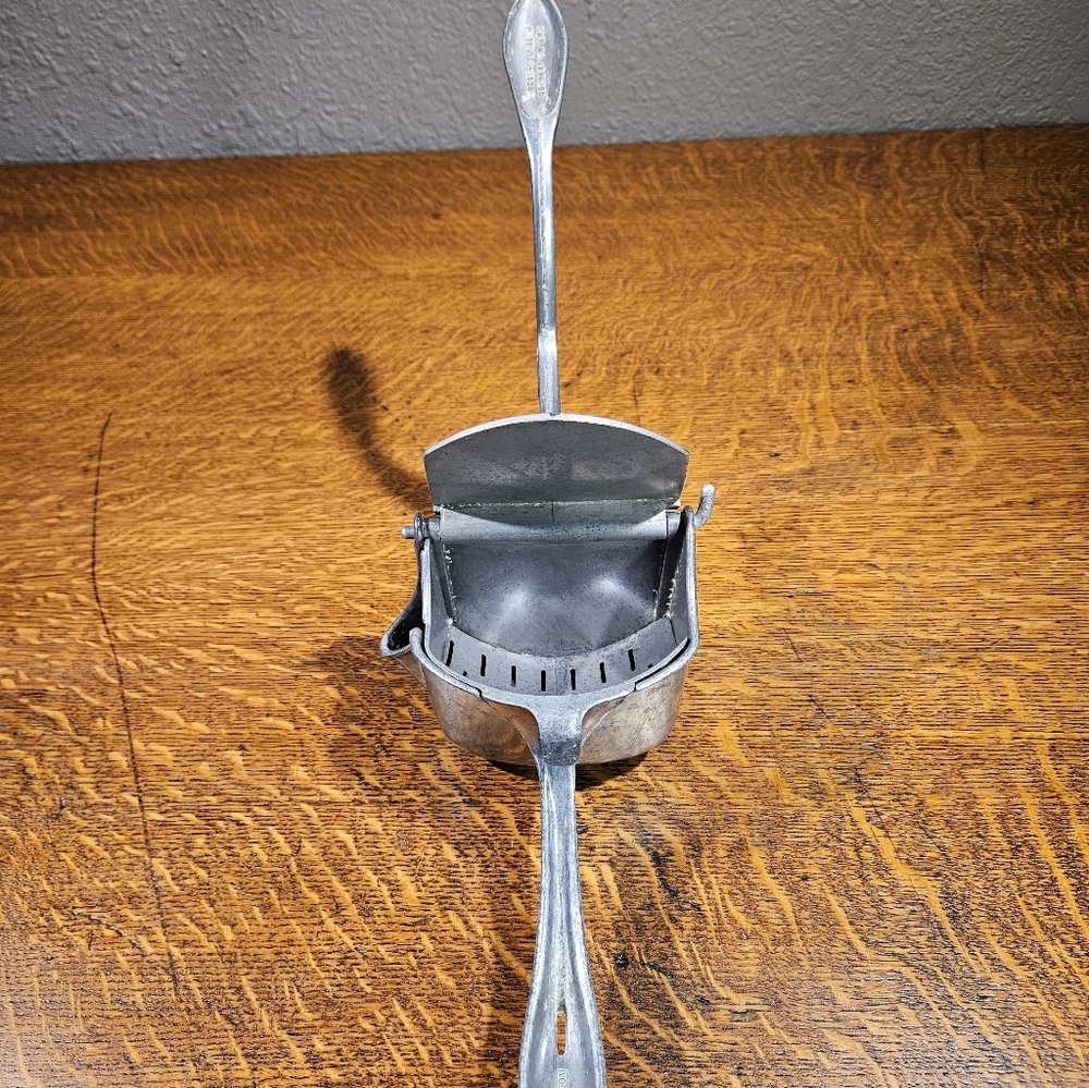 Wear-ever Handheld Vintage Juicer - Picture 11 of 15